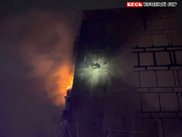 Пожежа пвсля удару шахеда по 9-поверхівці на Даманському в Кривому Розі