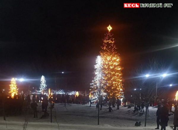 Головна Новорічна ялинка Кривого Рогу ввечері