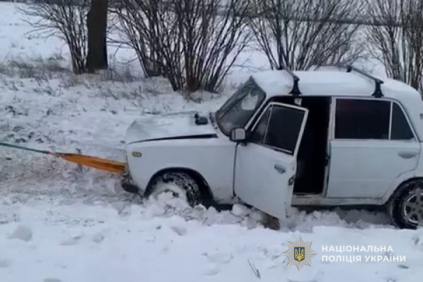 Криворізький поліцейський допоміг водієві визволити автівку із снігової пастки1