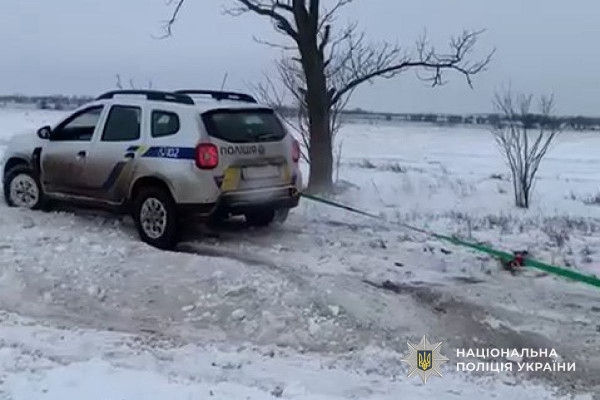 Криворізький поліцейський допоміг водієві визволити автівку із снігової пастки0