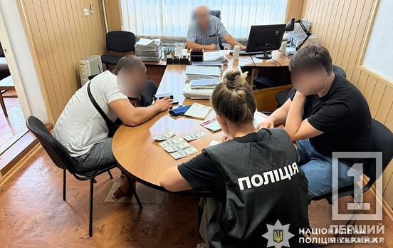 Магістратура «без напрягу», але за 2500 дол: на Дніпропетровщині судитимуть співробітника ЗВО і його поплічника