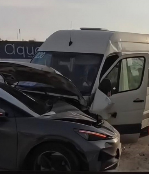 Маршрутне таксі та легковий автомобіль зіштовхнулися в районі «Сонячної галереї»0