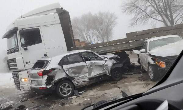 Масова аварія на трасі Кривий Ріг – Дніпро: легкові автомобілі зіткнулися із фурою0