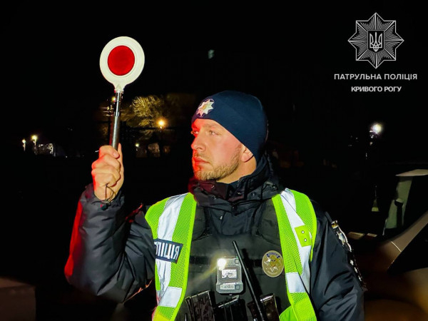 Масові відключення світла: водіям і пішоходам нагадали сигнали регулювальника0