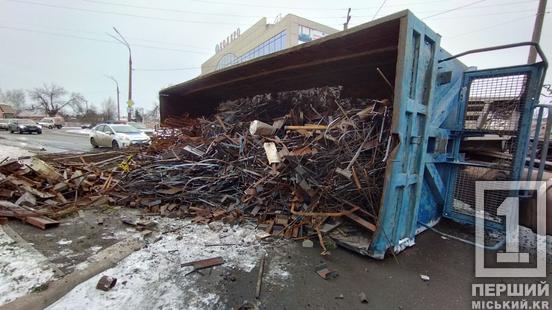 Метал лежить на смузі та на тротуарі: на Кобилянського у фури впав причеп1