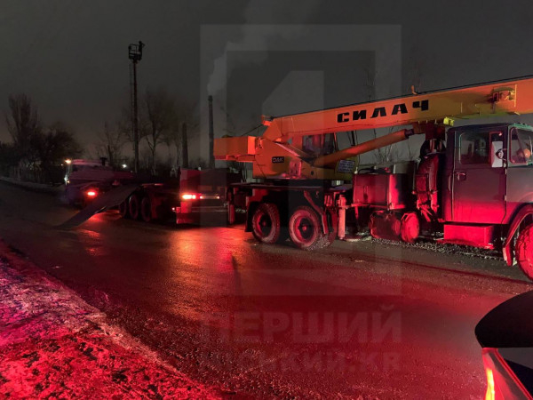 Металевий лист із вантажівки пробив лобове скло легковика: водій дивом вижив1