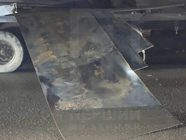 Металевий лист із вантажівки пробив лобове скло легковика: водій дивом вижив0