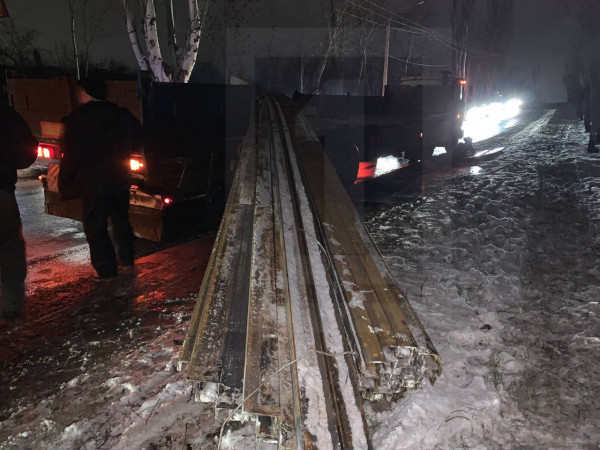 Металевий лист із вантажівки пробив лобове скло легковика: водій дивом вижив2