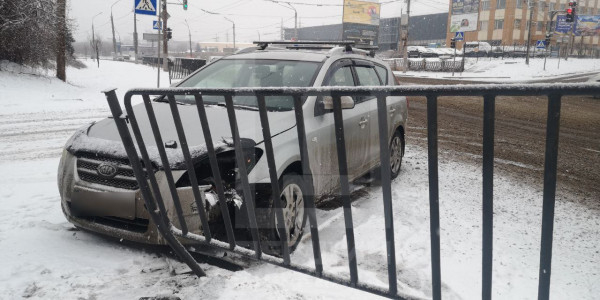 На перехресті вулиць Вільної Ічкерії та Дарвіна сталася ДТП: автомобіль протаранив залізну огорожу0