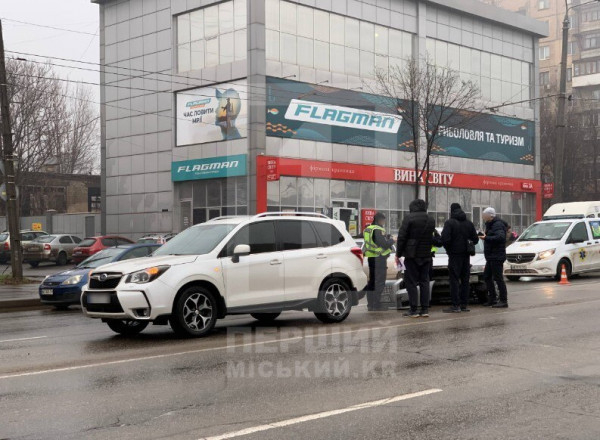 На проспекті Миру зіткнулися два автомобілі: водійку з дитиною забрали до лікарні0