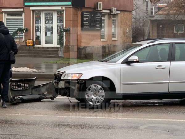 На проспекті Миру зіткнулися два автомобілі: водійку з дитиною забрали до лікарні1