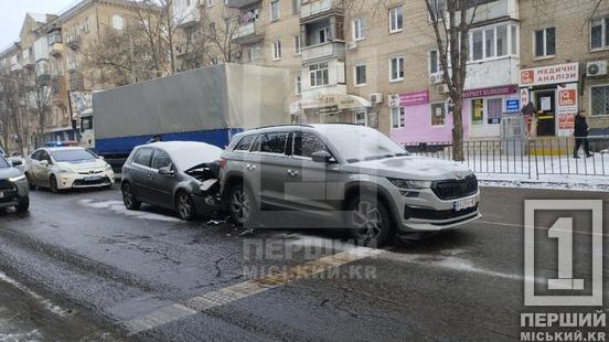 Нервовий ранок одразу для п’ятьох водіїв: на Петра Калнишевського дорогу зайняли дві аварії2