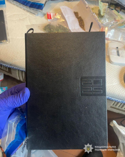 Підпалили автівку, збували наркотики, зберігали холодну та вогнепальну зброю і боєприпаси: на Дніпропетровщині затримано серійних злочинців3