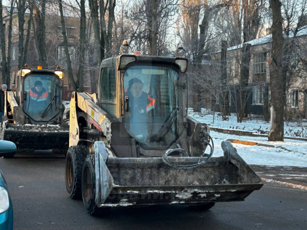 Після обстрілу: комунальники та волонтери допомагають мешканцям пошкоджених будинків2