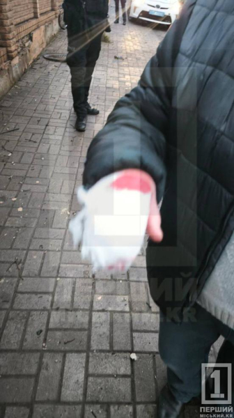 Понівечений будинок, скло під ногами і вирування вогняної стихії: у Кривому Розі вчергове за сьогодні пролунали вибухи1