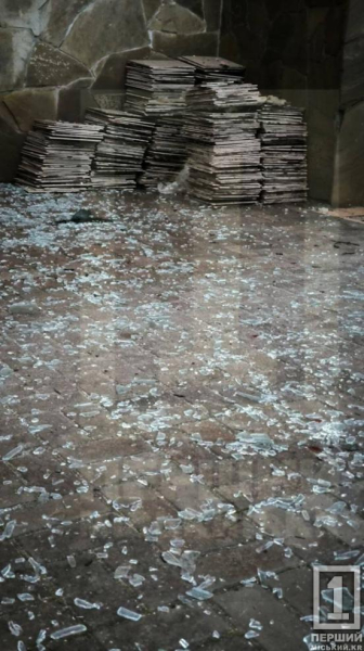 Понівечений будинок, скло під ногами і вирування вогняної стихії: у Кривому Розі вчергове за сьогодні пролунали вибухи2