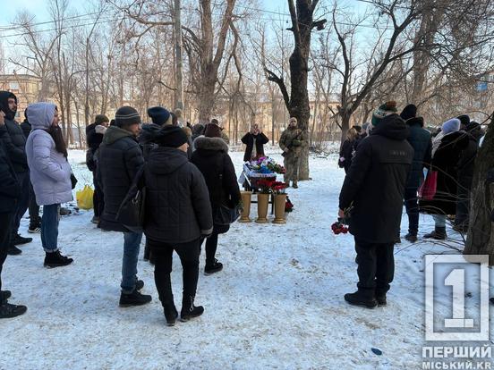 Поруч з труною сипалися пелюстки квітів: у Кривому Розі місце останнього спочинку знайшов боєць Олександр Фатєєв3