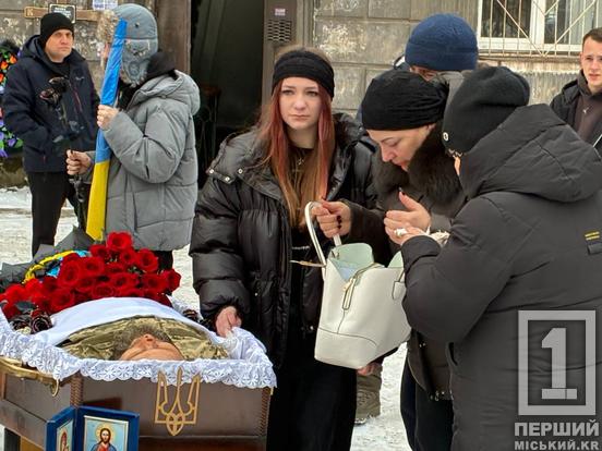 Поруч з труною сипалися пелюстки квітів: у Кривому Розі місце останнього спочинку знайшов боєць Олександр Фатєєв1