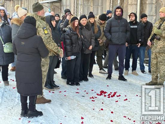 Поруч з труною сипалися пелюстки квітів: у Кривому Розі місце останнього спочинку знайшов боєць Олександр Фатєєв5