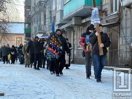 Поруч з труною сипалися пелюстки квітів: у Кривому Розі місце останнього спочинку знайшов боєць Олександр Фатєєв4
