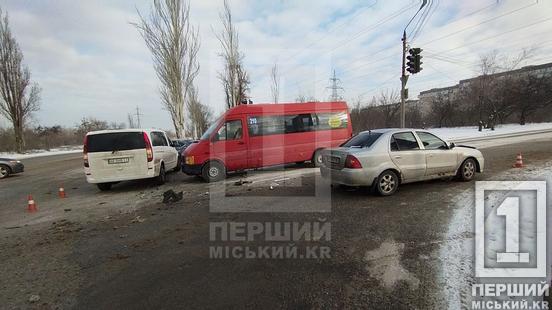 Потрійне «комбо» через погоду та відключення: на Вечірньому зіткнулися два легковики та маршрутка2