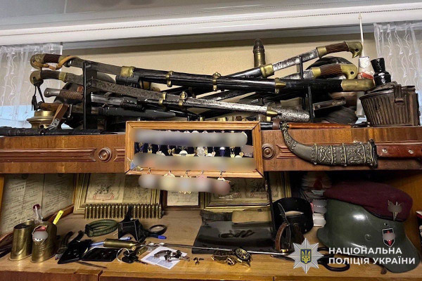 Шаблі, гранати й гранатомет: на Криворіжжі поліція викрила домашній арсенал зброї0