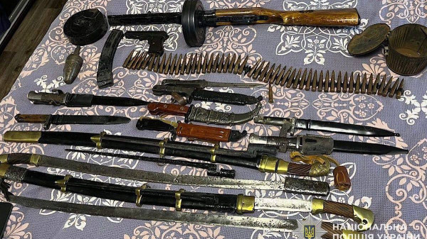 Шаблі, гранати й гранатомет: на Криворіжжі поліція викрила домашній арсенал зброї1