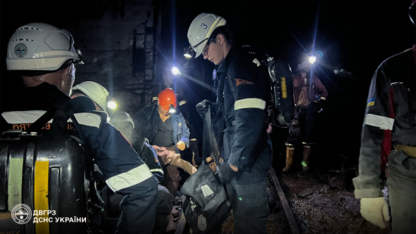 Сім кілометрів йшли пішки під землею: у Кривому Розі зі знеструмлених шахт врятували гірників3