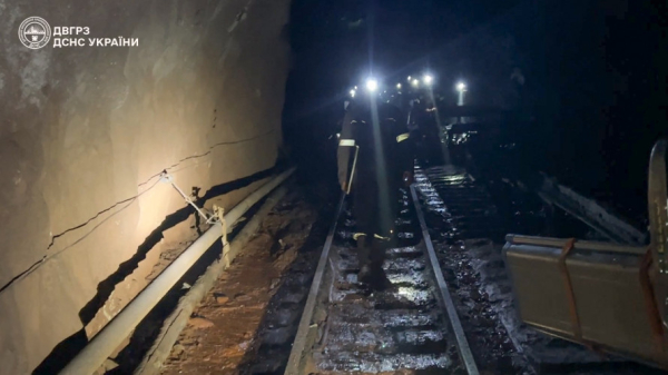 Сім кілометрів йшли пішки під землею: у Кривому Розі зі знеструмлених шахт врятували гірників1