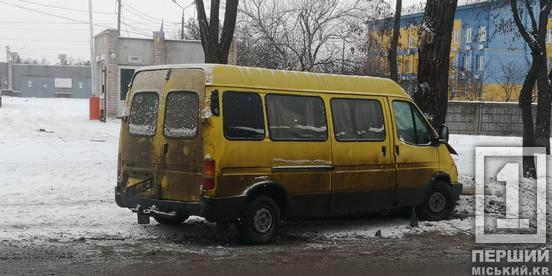 Слизький асфальт не пробачає помилок: у Кривому Розі бус влетів у дерево1
