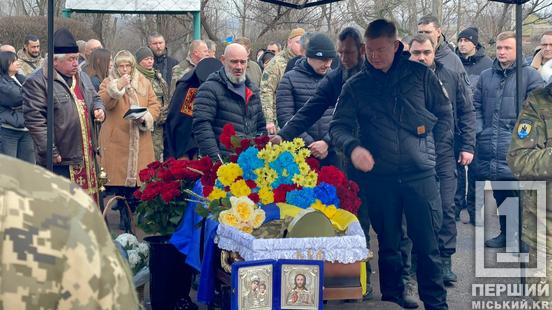 Стояв чесно за свою думку та позицію: криворіжці провели останньою земною дорогою Миколу Шевченка1