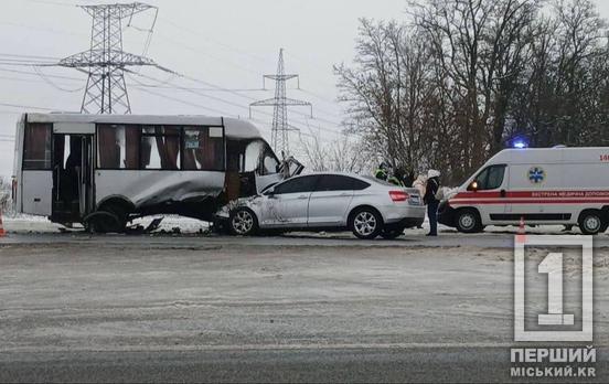 Троє людей постраждало: на трасі Дніпро-Кривий Ріг зіткнулися маршрутка і легковик