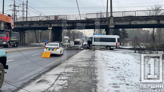 У Кривому Розі бус зніс електроопору: рух тролейбусів на ділянці заблоковано5