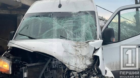 У Кривому Розі бус зніс електроопору: рух тролейбусів на ділянці заблоковано4