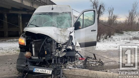 У Кривому Розі бус зніс електроопору: рух тролейбусів на ділянці заблоковано3