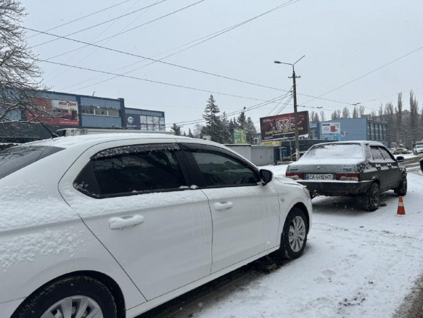 У Кривому Розі на мікрорайоні Дружба зіштовхнулися два автомобілі1