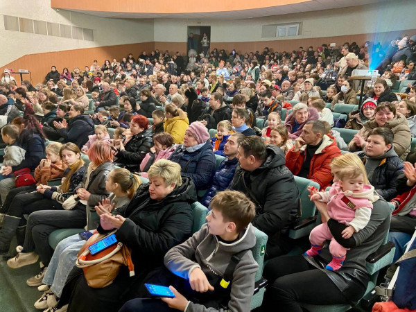 У Кривому Розі понад 400 дітей з особливими потребами переглянули виставу «Магія Різдва»7