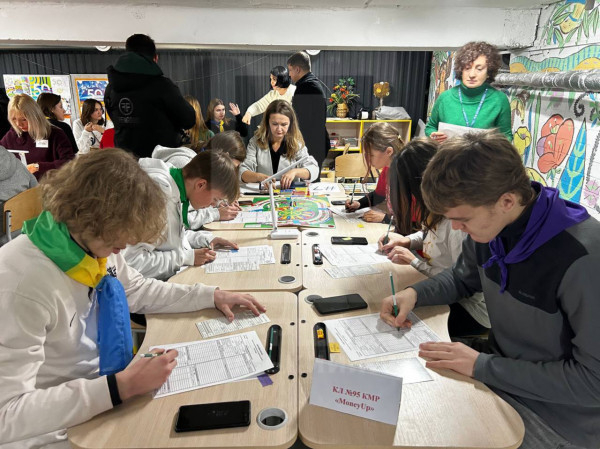 У Кривому Розі розпочався турнір з фінансової грамотності серед ліцеїв, що об’єднав найактивніші команди школярів3