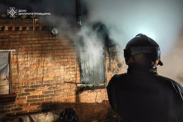 У Кривому Розі сьогодні вранці горів приватний будинок: загинула жінка та травмувався чоловік2