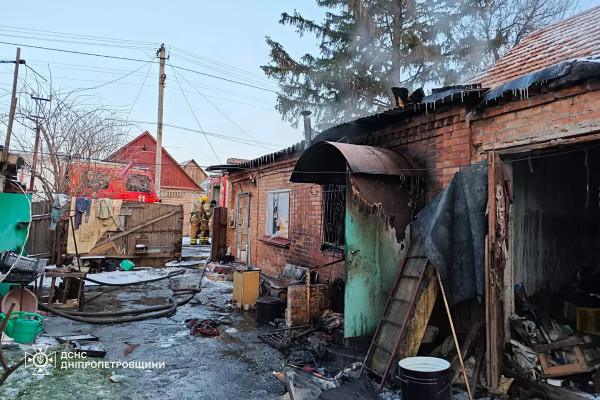У Кривому Розі сьогодні вранці горів приватний будинок: загинула жінка та травмувався чоловік3