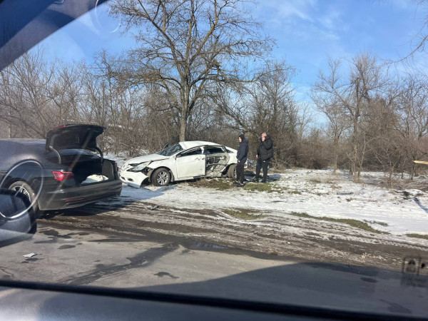 У Кривому Розі в районі таксопарку автомобіль влетів в електроопору та двічі перекинувся0