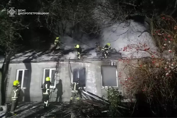 У Кривому Розі вогнеборці загасили масштабну пожежу в житловому секторі2