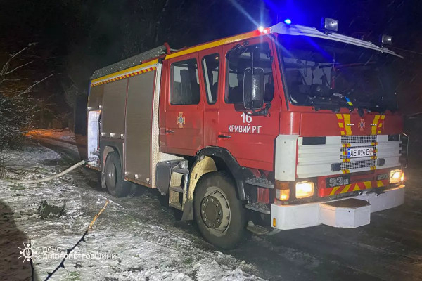У Кривому Розі вогнеборці загасили масштабну пожежу в житловому секторі1