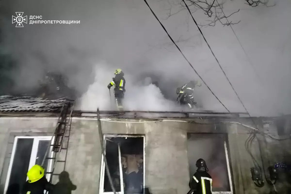 У Кривому Розі вогнеборці загасили масштабну пожежу в житловому секторі0