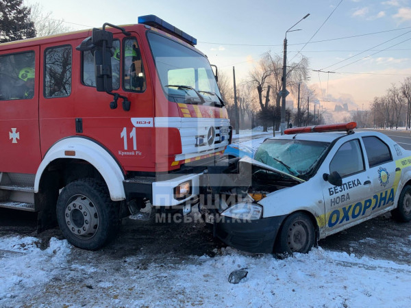 У Кривому Розі зіштовхнулися автомобілі двох служб: рятувальної і охоронної0