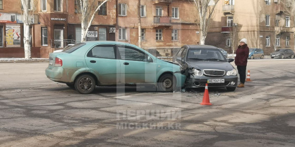 У Покровському районі міста не розминулися два автомобілі1