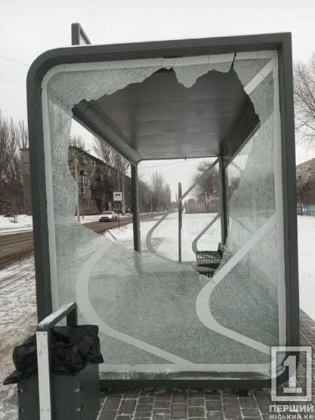 У Саксаганському районі пошкодили зупинку громадського транспорту1