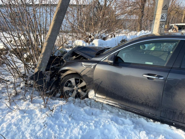 Ухилянт з Дніпропетровщини і його «однодумці» намагалися втекти за кордон на авто, але воно врізалося у стовп0