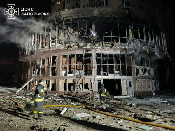 Упродовж ночі окупанти обстрілювали громадську інфраструктуру  Запоріжжя, виникли пожежі2
