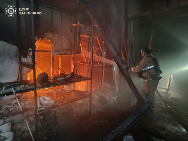 Упродовж ночі окупанти обстрілювали громадську інфраструктуру  Запоріжжя, виникли пожежі4